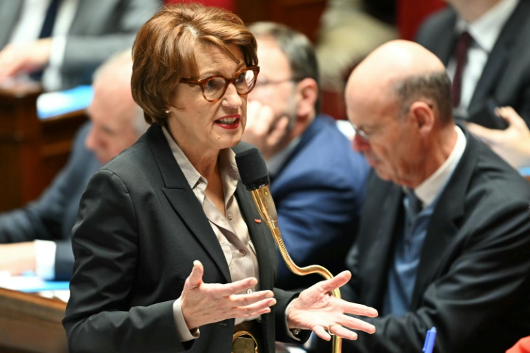 La ministre de l'Agriculture Annie Genevard s'exprime lors d'une séance de questions au gouvernement à l'Assemblée nationale, à Paris, le 12 février 2025