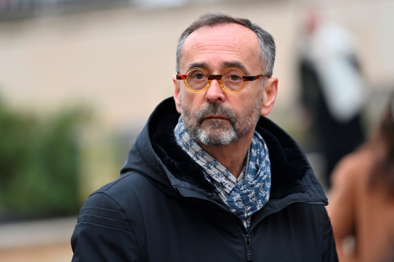 Le maire de Béziers, Robert Ménard, arrive au tribunal judiciaire de Montpellier, dans le sud de la France, le 18 février 2025