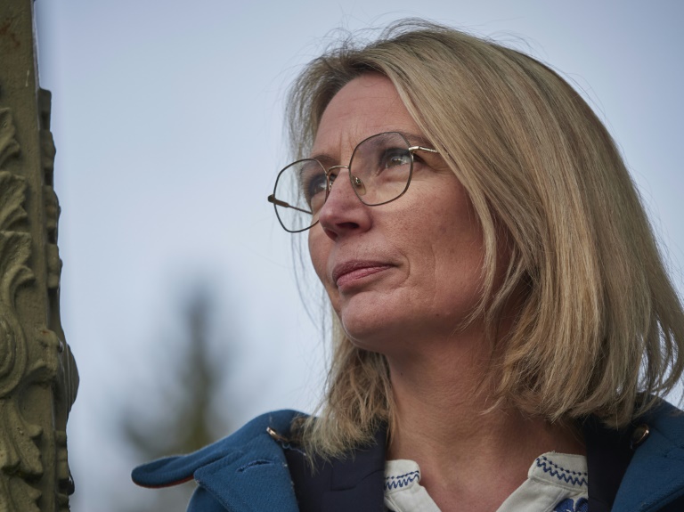 Amélie Lévêque, 42 ans, pose dans un jardin à Loches, le 18 février 2025