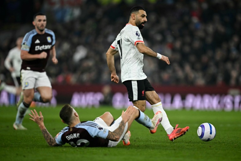 L'Egyptien Mohamed Salah (R), le buteur de Liverpool, au cours du match de Premier League contre Aston Villa le 19 février 2025 à Birmingham