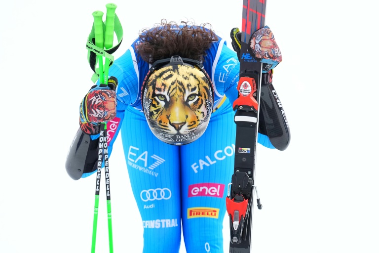 La tête de tigre imprimée sur le casque de Federica Brignone, dans l'aire d'arrivée après sa victoire dans le géant des Mondiaux le 13 février 2025 à Saalbach