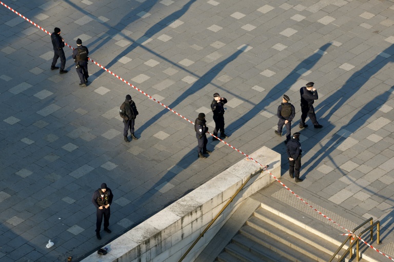 Des policiers ont établi un périmètre de sécurité gare d'Austerlitz à Paris le 3 février 2025