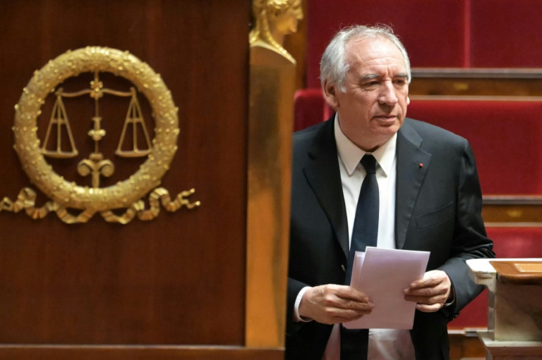 Le Premier ministre centriste François Bayrou a utilisé deux fois le 49.3  à l'Assemblée nationale le 3 février 2025 pour faire adopter le budget de l'Etat une partie de celui de la Sécurité sociale