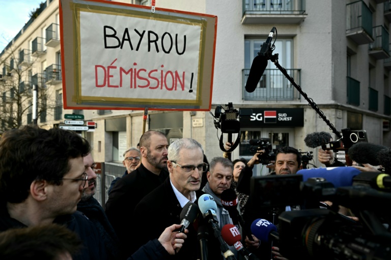 Alain Esquerre, le porte-parole de l'association des victimes de l'école secondaire catholique notre-Dame-de-Bétharram, s'adresse à la presse à l'hôtel de ville de Pau, le 15 février 2025