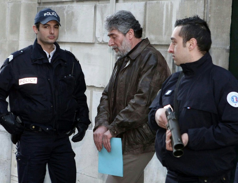 Des policiers escortent le militant libanais pro-palestinien Georges Ibrahim Abdallah (c) à sa sortie du palais de justice de Pau, le 18 février 2010