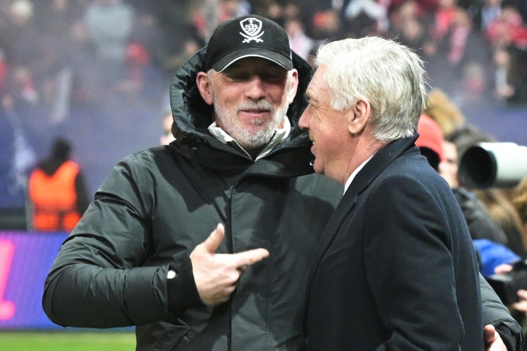 Carlo Ancelotti, l'entraîneur italien de Madrid, et Éric Roy (g.), l'entraîneur français de Brest, avant le début la rencontre de C1 entre le Stade Brestois et le Real Madrid, à Guingamp, le 29 janvier 2025