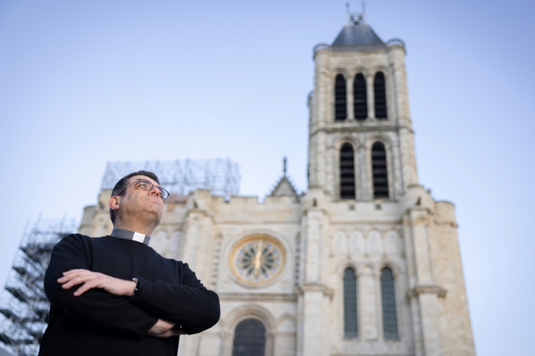 Le nouvel évêque de Saint-Denis, Etienne Guillet, pose le 14 février 2025 devant la basilique Saint-Denis, au nord de Paris