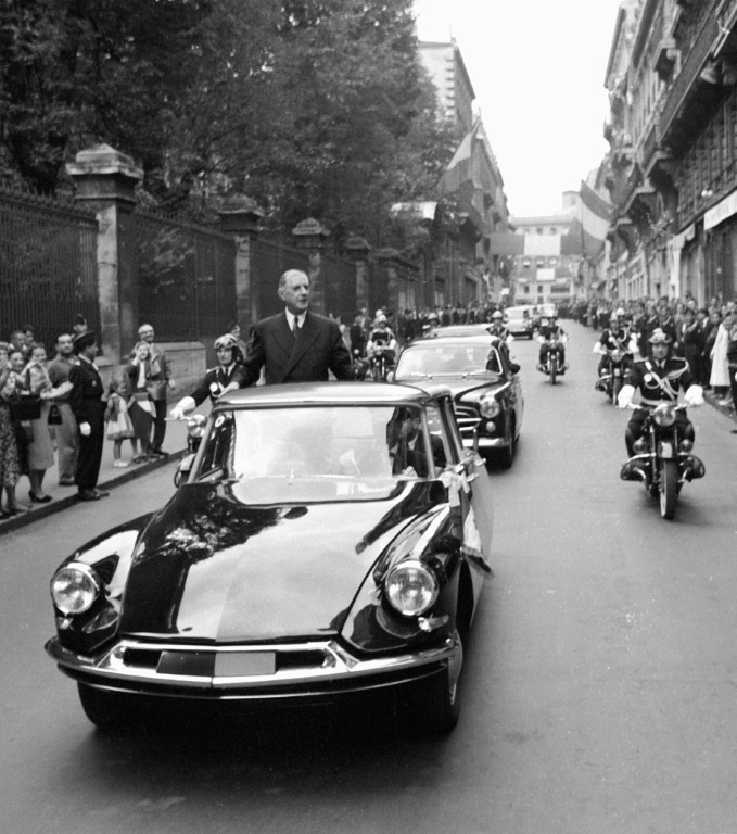 Le général Charles de Gaulle  à bord d'une Citroën DS, le 21 septembre 1958 à Bordeaux