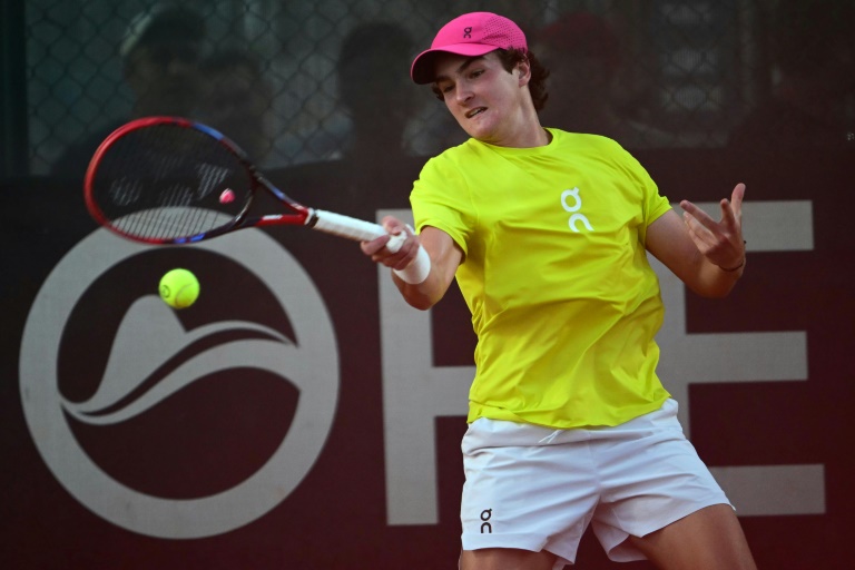 Le Brésilien Joao Fonseca participe à une séance d'entraînement avant son match du premier tour du tournoi ATP 500 de Rio, à Rio de Janeiro, le 17 février 2025