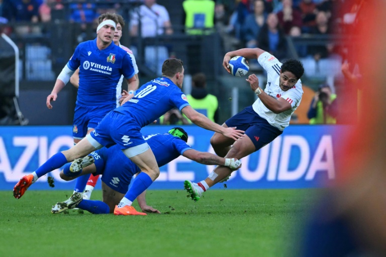 Le centre du XV de France Yoram Moefana navigue dans la défense de l'Italie dans le Tournoi le 23 février 2025 à Rome