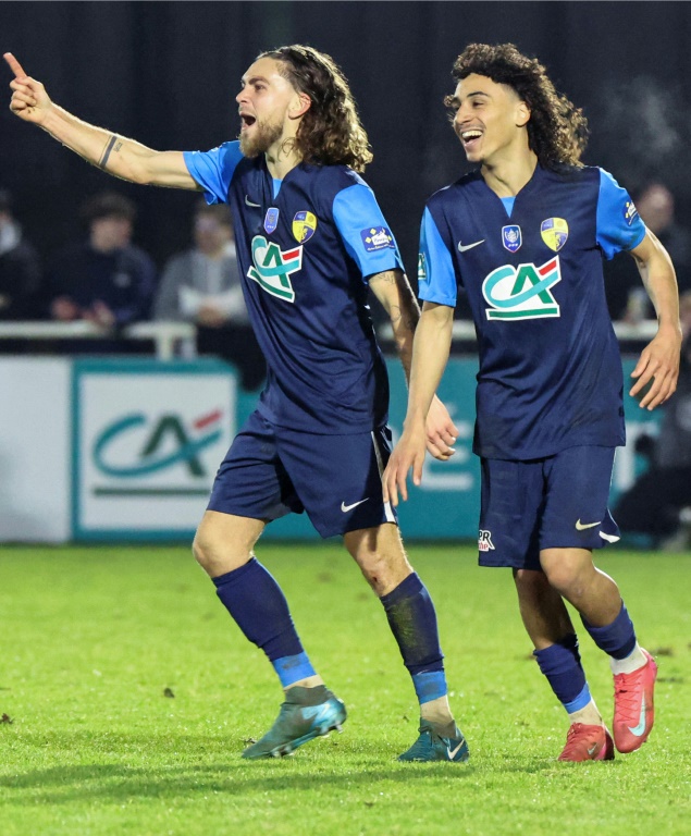 Leo Yobe et l'un de ses coéquipiers aux anges après la victoire de Saint-Brieuc sur Nice en Coupe de France le 5 février 2025 à Saint-Brieuc