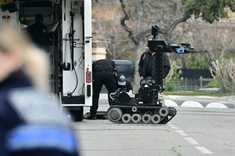 Un robot démineurs devant le consulat général de Russie à Marseille, le 24 février 2025