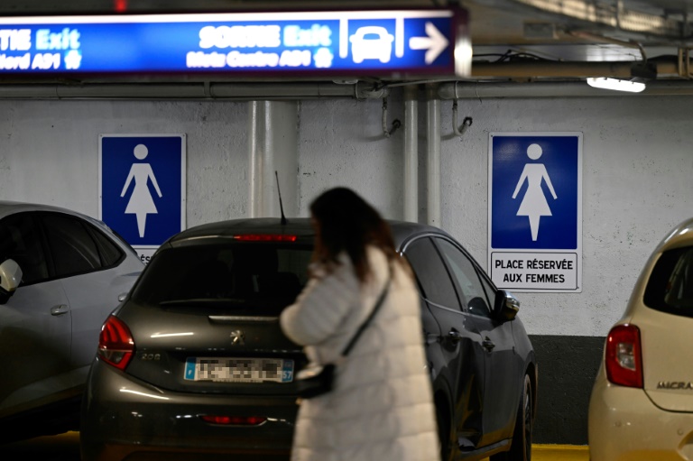 Des places réservées aux femmes au parking République, le 24 février 2025 à Metz, en Moselle