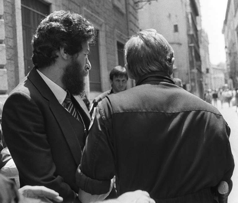 Le militant libanais pro-palestinien Georges Ibrahim Abdallah (g) sort du palais de justice de Lyon, le 10 juillet 1986, après avoir été condamné à quatre ans de prison