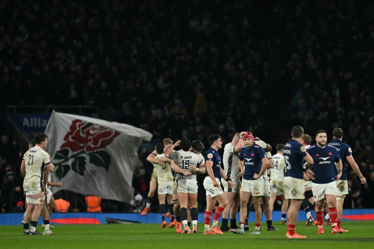 Les joueurs de l'Angleterre célèbrent leur victoire sur les Français à Twickenham, le 8 février