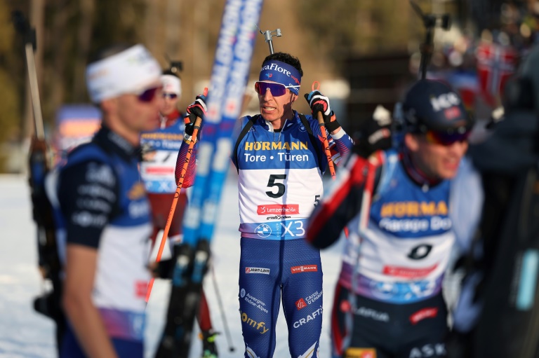 Le Français Quentin Fillon Maillet (C) lors de la mass start des Mondiaux de biathlon, le 23 février 2025 à Lenzerheide (Suisse)