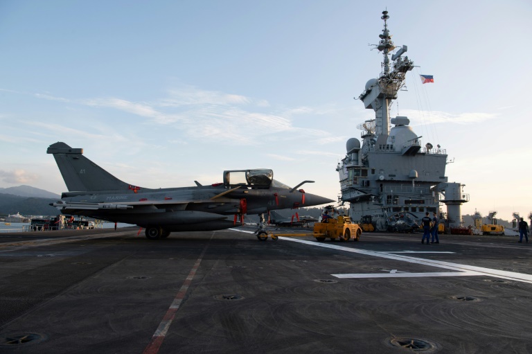 Un avion de combat Rafale M sur le pont du porte-avions nucléaire français Charles de Gaulle, dans la baie de Subic, au nord de Manille, le 23 février 2025 aux Philippines