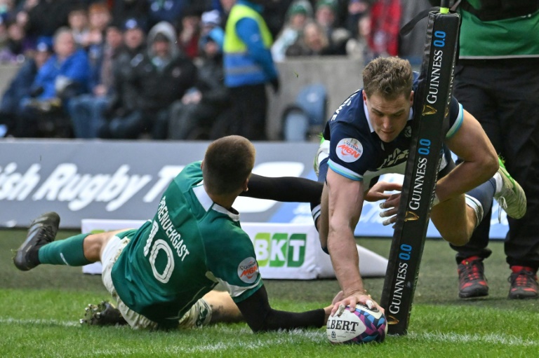 L'ailier écossais Duhan van der Merwe inscrit un essai lors du match du Tournoi des six nations contre l'Irlande, le 9 février 2025 au stade Murrayfiel d'Edimbourg