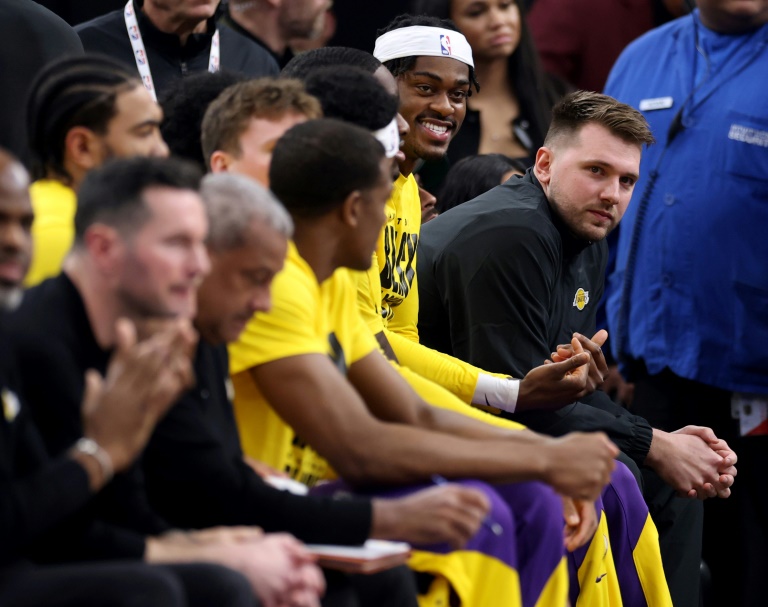 Luka Doncic (d) sur le banc des Lakers lors du match NBA contre les Clippers, le 4 février 2025 à Inglewood