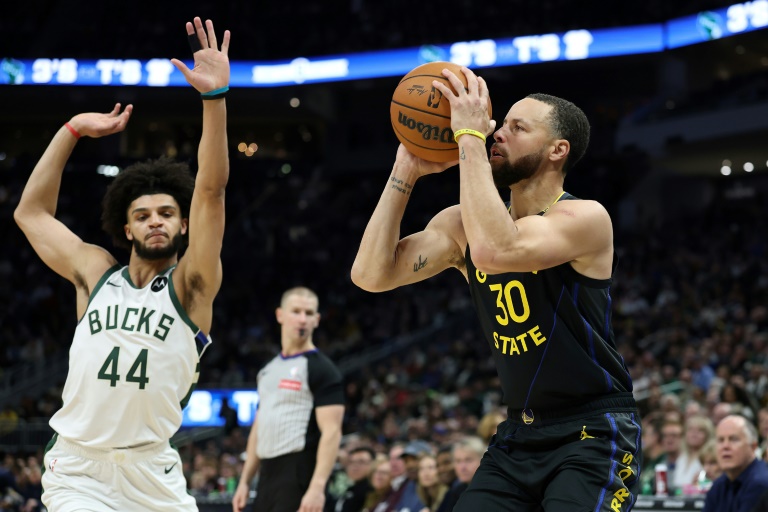 Stephen Curry (d) lors du match NBA de Golden State contre les Bucks, le 10 février 2025 à Milwaukee