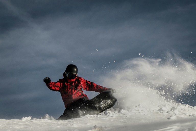 Le réfugié afghan et snowboarder Musawer sur une piste à Viuz-la-Chiesaz, près de la station du Semnoz, dans le massif des Bauges, le 29 janvier 2025 en Haute-Savoie