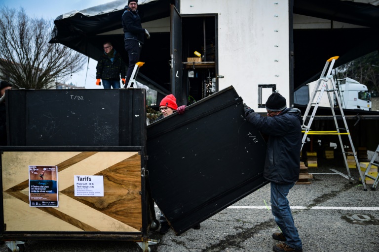 Installation de la scène d'un camion-opéra à Montbrison, le 3 février 2025 dans la Loire