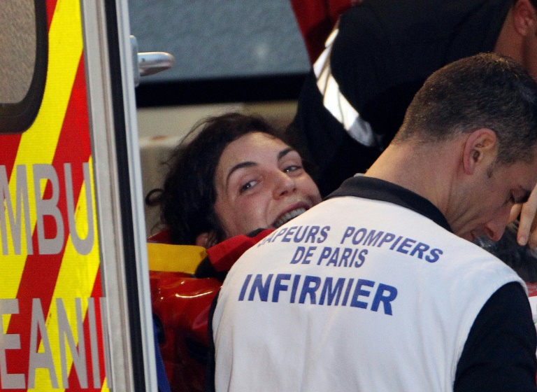 La journaliste française Edith Bouvier sourit à son arrivée sur le tarmac de Vélizy-Villacoublay, dans les Yvelines, le 2 mars 2012, après avoir été grièvement blessée en Syrie