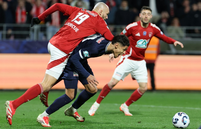 Le Dunkerquois Ugo Raghouber (C) à la lutte avec le Brestois Ludovic Ajorque pendant le quart de finale de Coupe de France, gagné 3-2 par les Nordistes, le 26 février 2025 à Brest