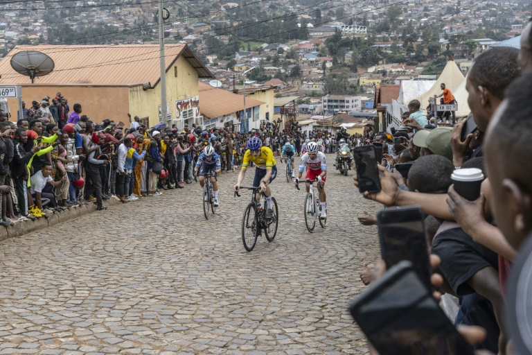 Futur vainqueur, le coureur britannique d'Israel Premier Tech, Joseph Blackmore, fend la foule lors de la dernière étape du Tour du Rwanda le 25 février 2024 à Kigali