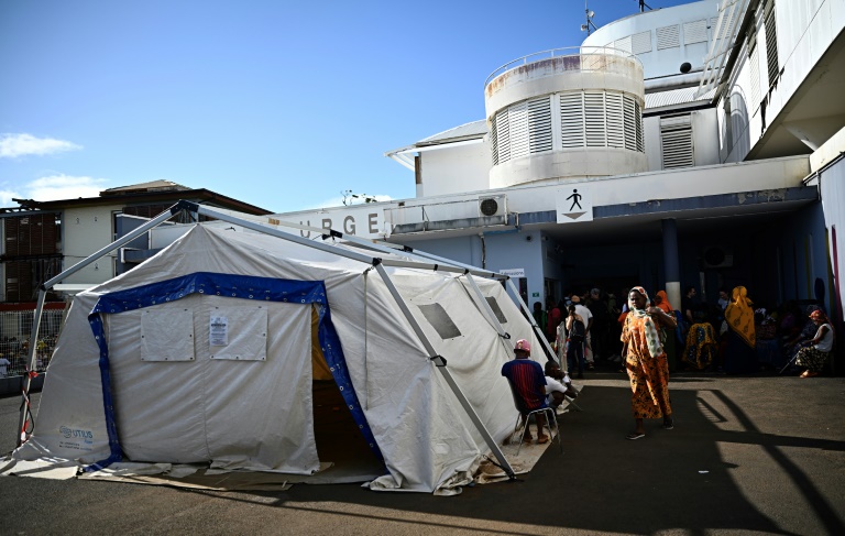 Des personnes devant le Centre hospitalier de Mayotte à Mamoudzou, le 6 janvier 2025