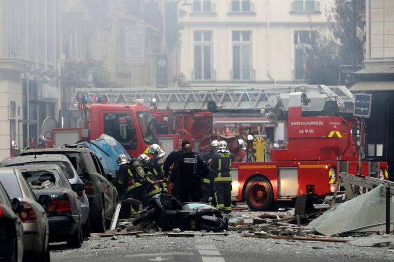 Des pompiers sur les lieux d'une explosion à l'angle des rues Saint-Cécile et de Trevise, le 12 janvier 2019 à Paris