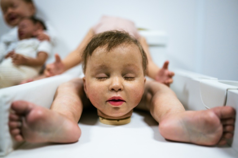 De fausses jambes et une tête de bébé en silicone dans l'atelier de  l'entreprise Cinébébé spécialisée dans la création de poupons en silicone hyperréalistes pour des tournages de films ou de séries, le 21 janvier 2025 à Saint-Denis, près de Paris