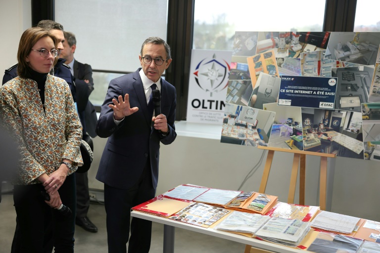 Le ministre de l'Intérieur Bruno Retailleau (2e g) et la ministre des Comptes publics, Amélie de Montchalin lors d'une visite à l'Office de lutte contre le trafic de migrants (Oltim) à Lognes, à l'est de Paris, le 7 février 2025