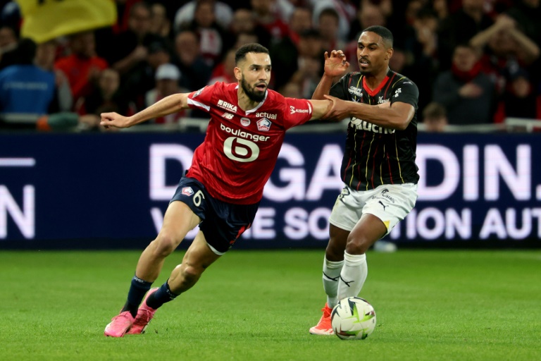 Le milieu de terrain de Lille Nabil Bentaleb (g) à la lutte avec le Lensois Wesley Said lors d'un derby en Ligue 1, au stade Pierre-Mauroy, le 29 mars 2024