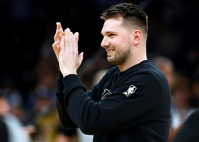 Luka Doncic lors de la victoire de sa nouvelle équipe NBA des Lakers contre les Golden State Warriors, le 6 février 2025 à Los Angeles