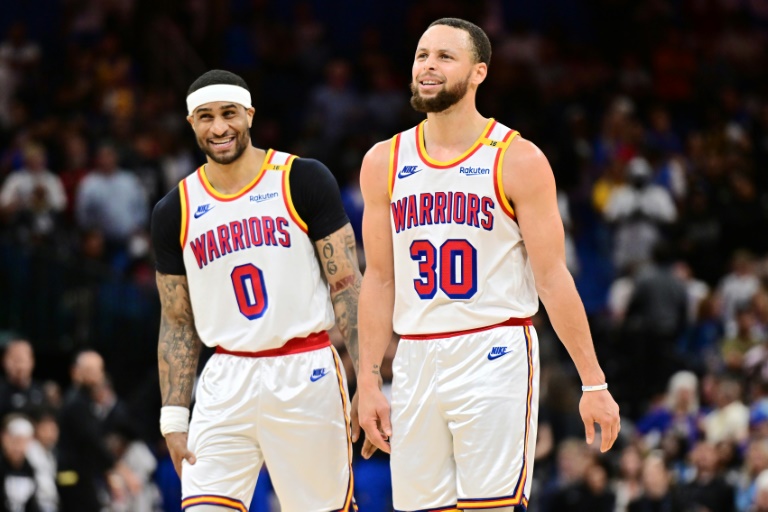 Stephen Curry (#30) et Gary Payton (#0) durant le match de leur franchise de Golden State face au Magic, le 27 février 2025 à Orlando