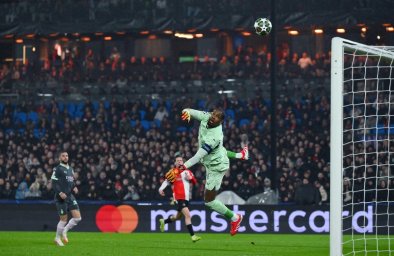 Le gardien français de l'AC Milan Mike Maignan a commis une faute de main contre Feyenoord, offrant la victoire aux Néerlandais lors du barrage aller d'accession aux 8e de finale de la Ligue des champions, le 12 février 2025 à Rotterdam