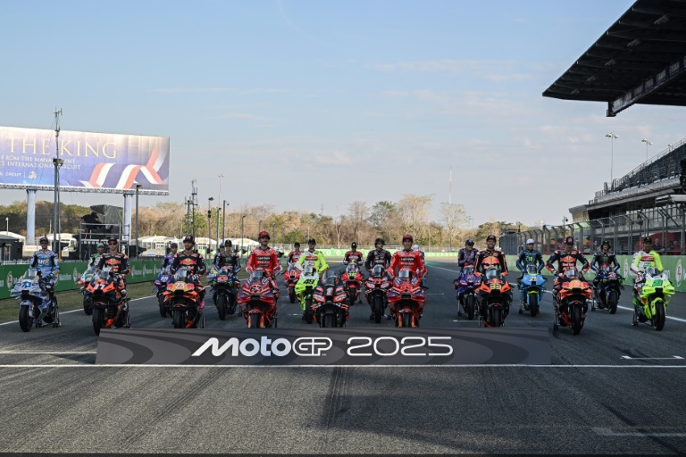 Les pilotes de MotoGP posent pour une photo de groupe avant le premier Grand Prix de la saison, le 27 février 2025, sur le circuit de Buriram en Thaïlande