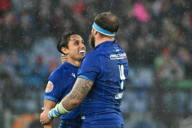 Les joueurs italiens Ange Capuozzo et Niccolo Cannone lors de la victoire en Tournoi des six nations contre le pays de Galles, le 8 février 2025 à Rome.