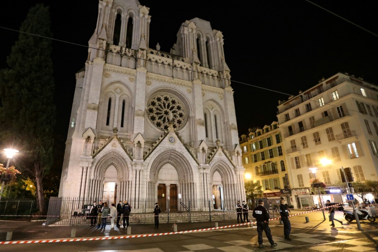 Des policiers devant la basilique de Nice après une attaque au couteau, le 29 octobre 2020