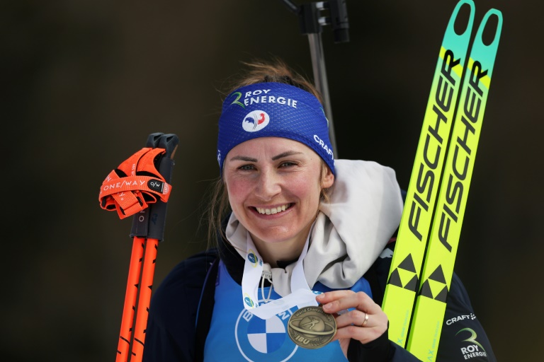 Justine Braisaz-Bouchet prend la troisième place du 10 Km poursuite des Mondiaux le 16 février 2025 à Lenzerheide en Suisse