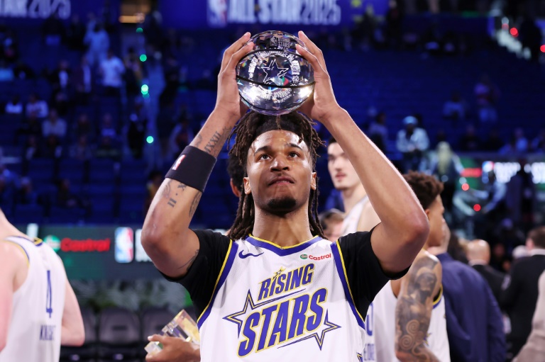 Stephon Castle, l'arrière des San Antonio Spurs, après avoir remporté le trophée de MVP du NBA All-Star Rising Stars Game, à San Francisco, le 14 février 2025