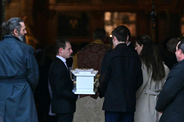 Marie et Colomban Soleil (D) lors des obsèques de leur fils Emile, 19 mois après sa disparition qui avait suscité une vive émotion, le 8 février 2025 à Saint-Maximin-la-Sainte-Baume, dans le Var