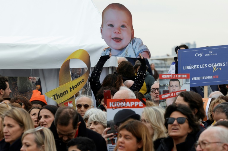 Le portrait de Kfir Bibas, un des enfants otages de la famille Bibas dont les corps ont été remis à Israël, est porté lors d'un hommage le 21 février 2025 place du Trocadéro à Paris