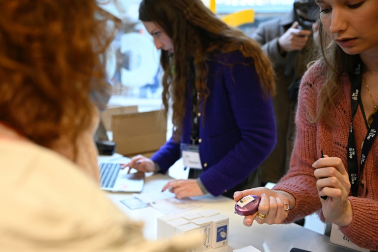 Distribution de porte-clés d'alerte, le 24 février 2025 à Metz, en Moselle