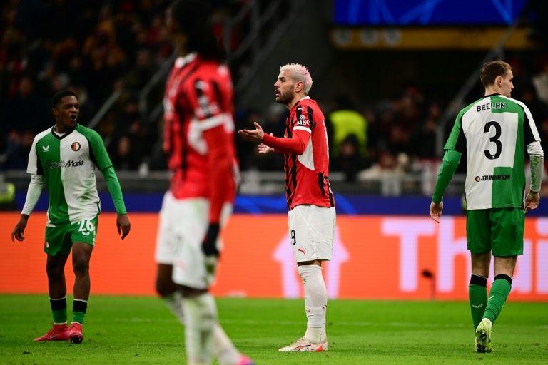 Le défenseur franbçais de l'AC Milan Théo Hernandez (centre) a été exclu contre le Feyenoord Rotterdam en barrage retour d'accession aux 8es de finale de la Ligue des champions le 18 février 2025 à Milan