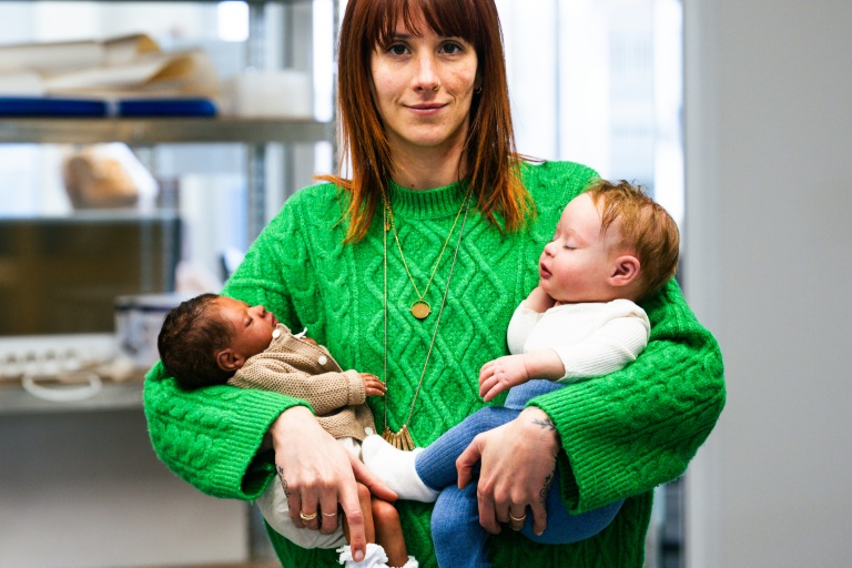 Justine Ray Le Solliec, co-gérante de l'entreprise Cinébébé spécialisée dans la création de bébés en silicone hyperréalistes pour des tournages de films ou de séries, le 24 janvier 2025 à Saint-Denis, près de Paris