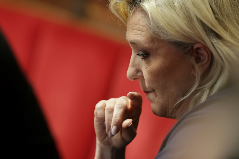 La présidente du groupe parlementaire du Rassemblement national, Marine Le Pen, lors d'une séance de questions au gouvernement à l'Assemblée nationale, à Paris, le 11 février 2025