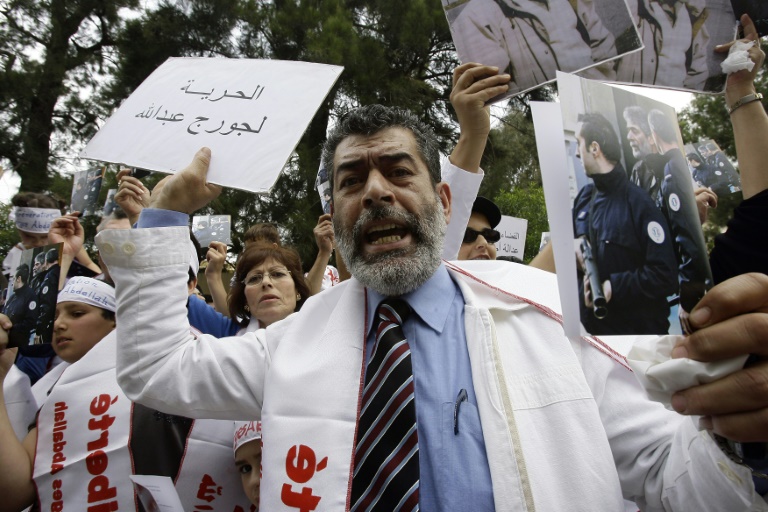 Maurice, frère du militant libanais pro-palestinien Georges Ibrahim Abdallah, manifeste devant l'ambassade de France à Beyrouth, le 30 avril 2010, pour demander la libération de son frère