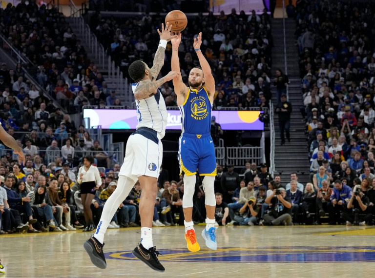 Stephen Curry shoote à 3 points pour Golden State face à Dallas, le 23 février 2025 à San Francisco